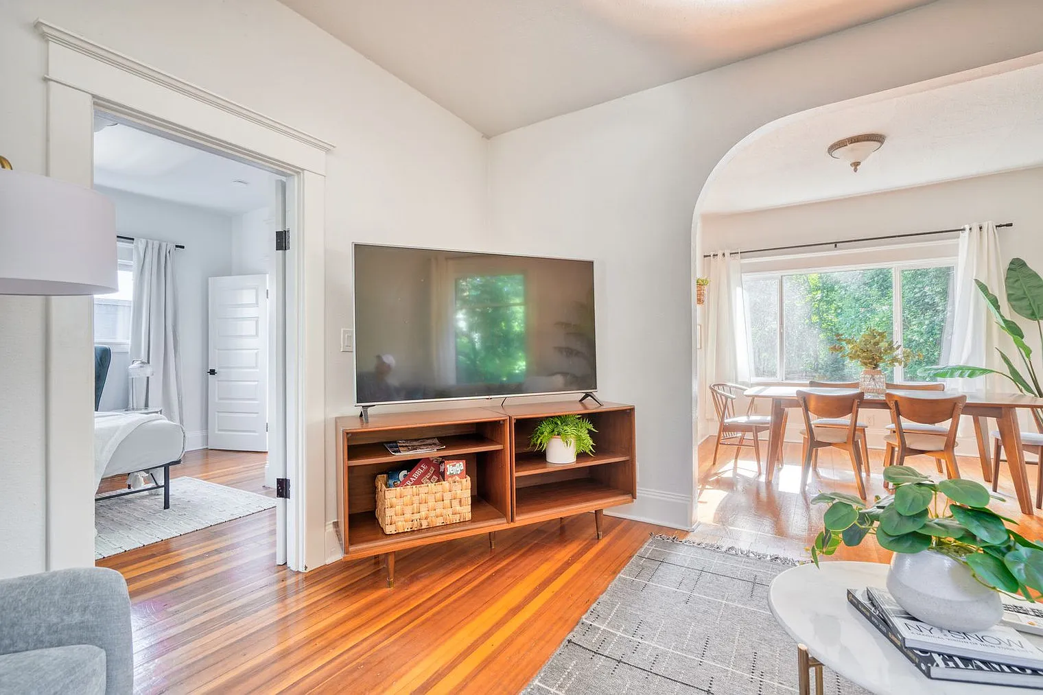 2 bed, 1.0 bath, 1991 sqft, $4,450 — Photo 3