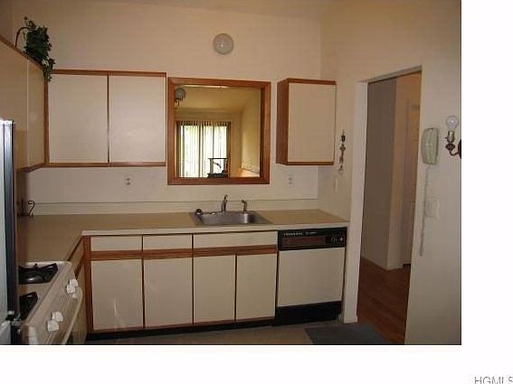 2nd image of 135 W Nyack Rd APT 136