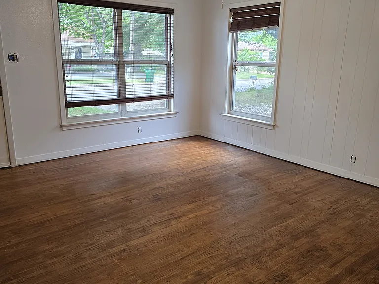 1620 Oakwood St — Photo 4