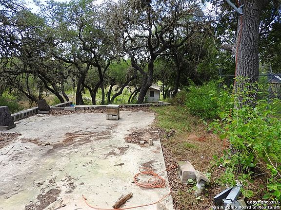 4th image of 223 Live Oak Ln