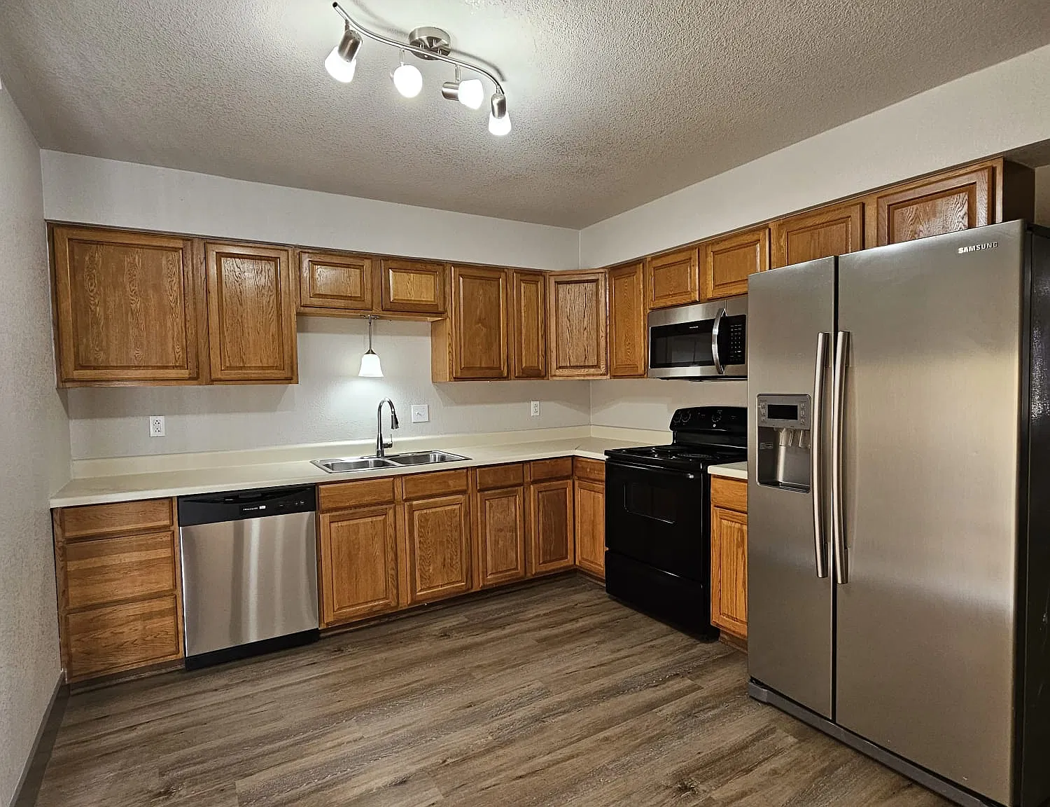 204 W Mockingbird Ln — Photo 1