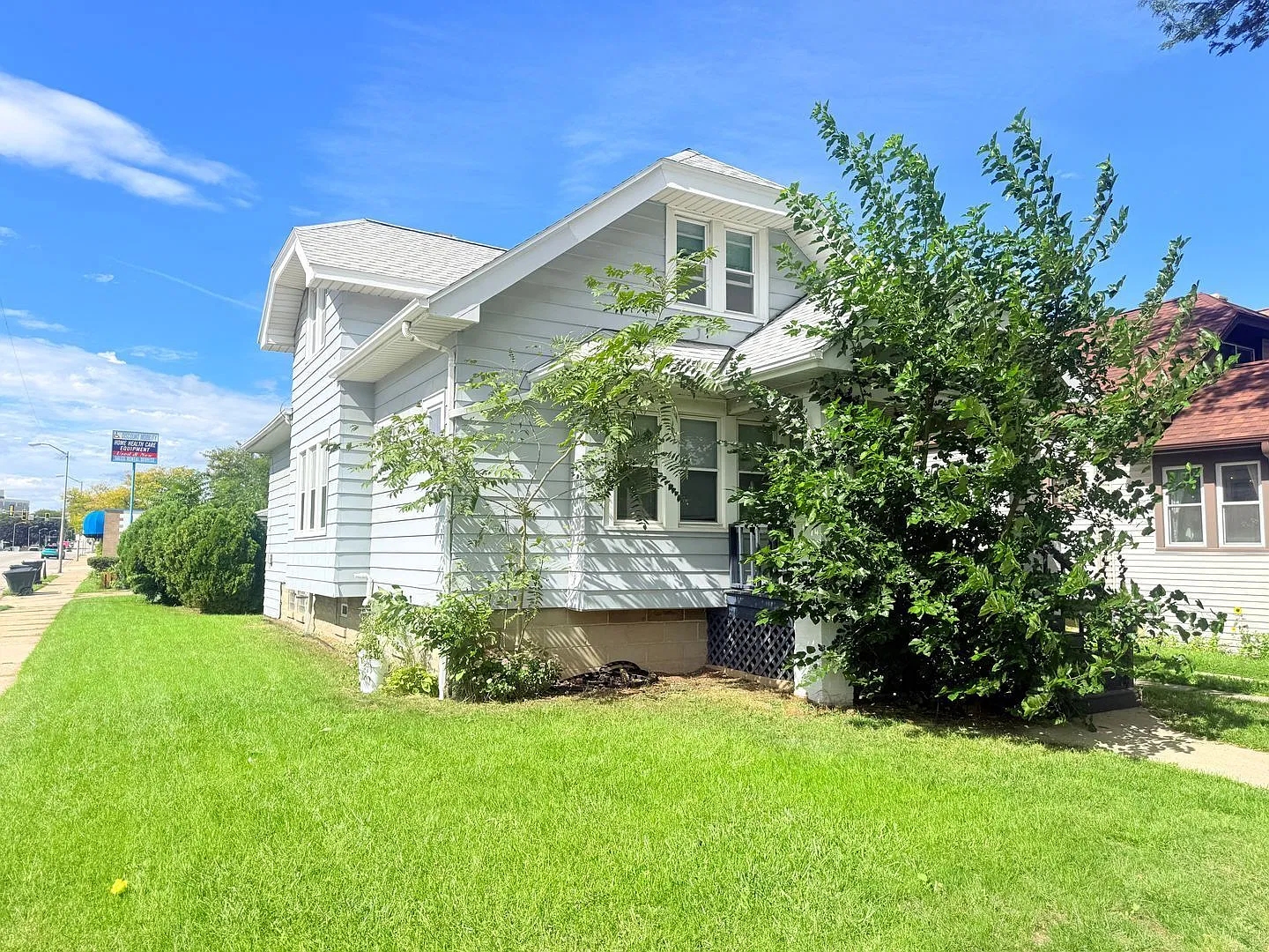 2 bed, 1.0 bath, 858 sqft, $1,348 — Photo 1