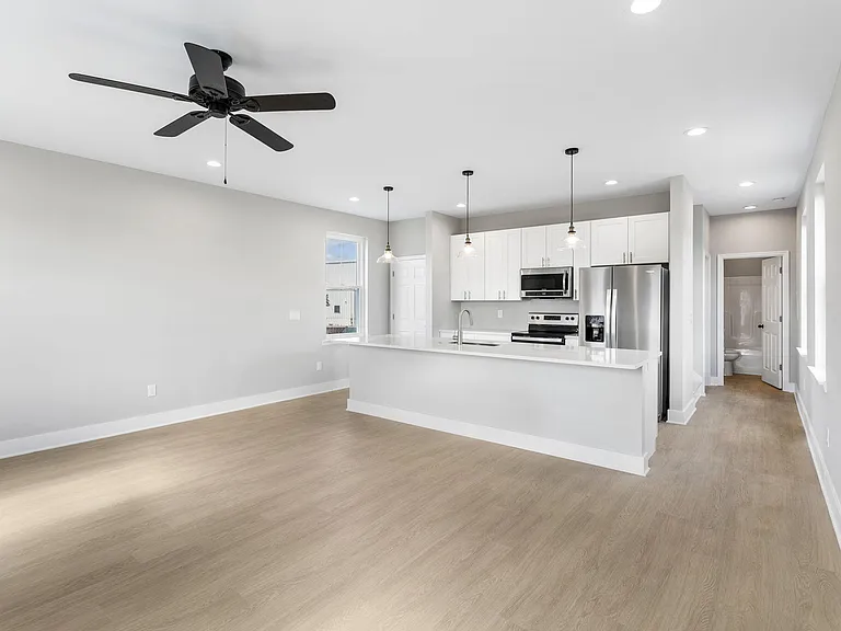 2028 Arbutus Ave — Photo 7