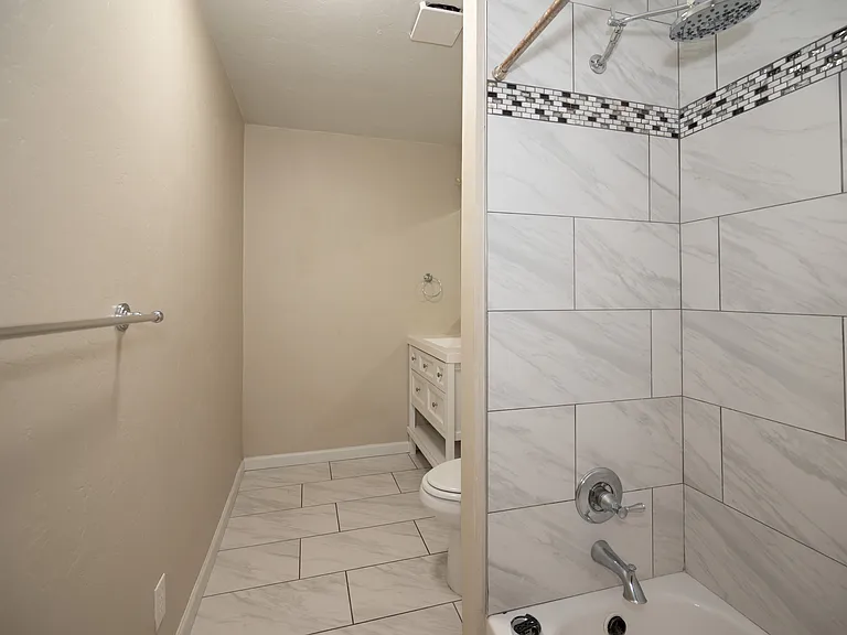 2217 E Silver St — Photo 22