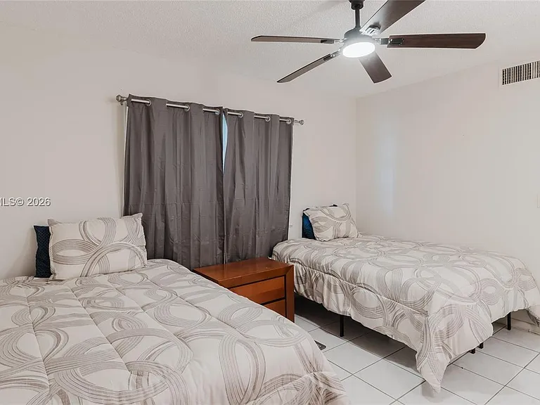 424 SE 10th St #204 — Photo 39