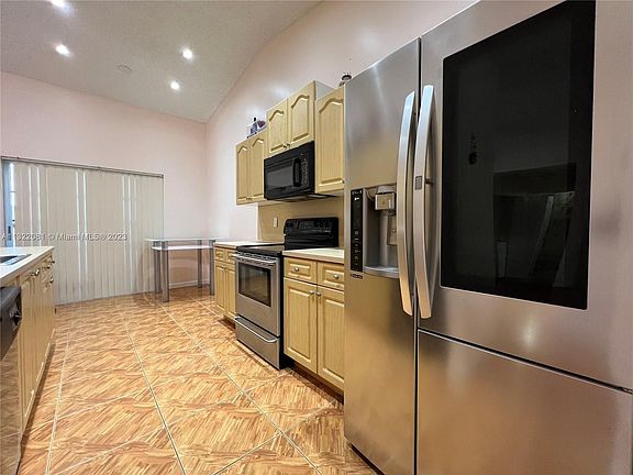 5th image of 21250 NE 9th Ct APT 4