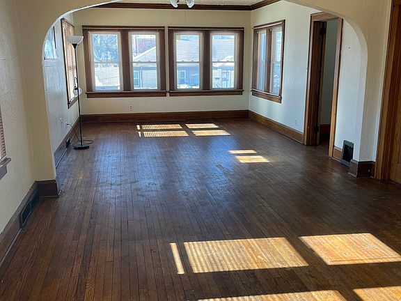 2nd image of 116 S Chicago Ave