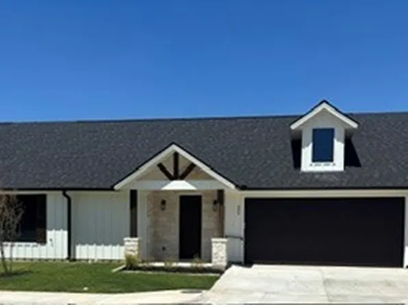 204 E Ewell St, Granbury, TX 76048
