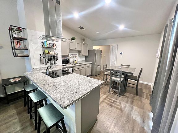3rd image of 9839 Valley Villa
