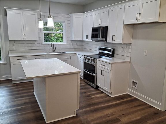 5th image of 769 Carlton St SE