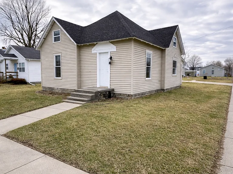 1135 N Bell St — Photo 2