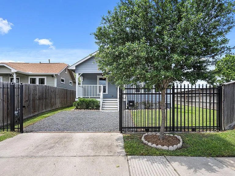 502 Dell Ct — Photo 2