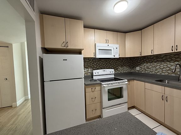 Kitchen refrigerator, stove & Microwave