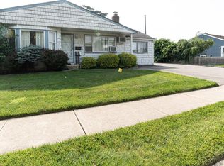 14 Lois Ln, Farmingdale, NY 11735
