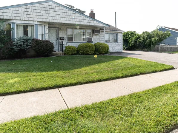 14 Lois Lane, Farmingdale, NY 11735