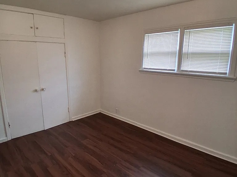 2605 W Victory Ln — Photo 2