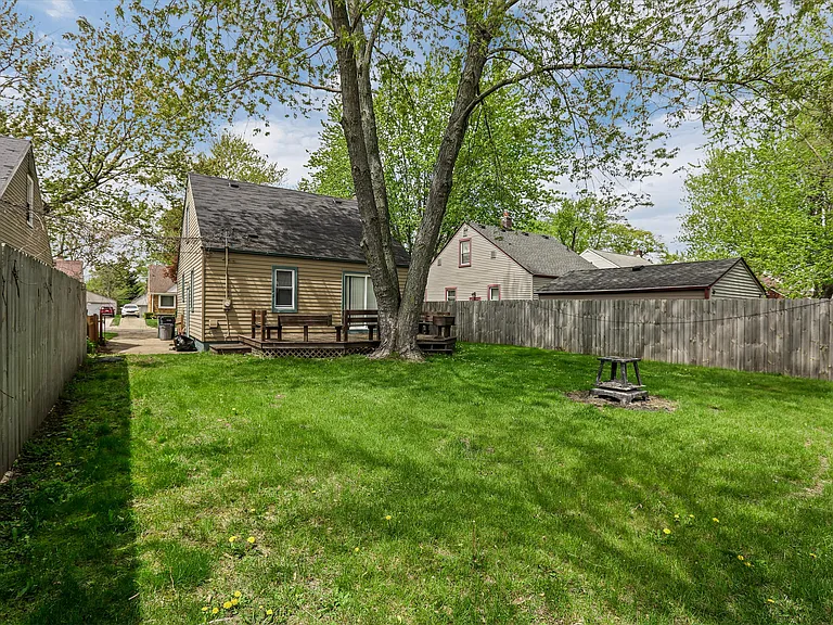 120 N Rembrandt Ave — Photo 21
