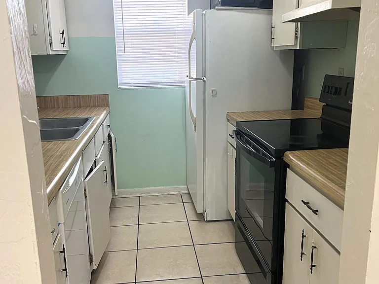 2650 SW 38th Pl #A — Photo 4