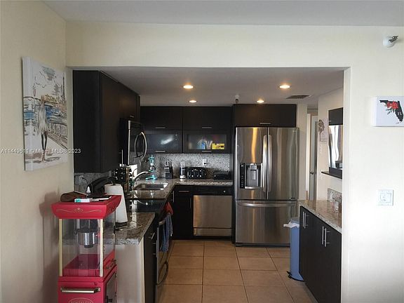 2nd image of 555 NE 30th St APT 501