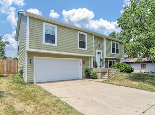 304 Huntington Dr, Streamwood, IL 60107