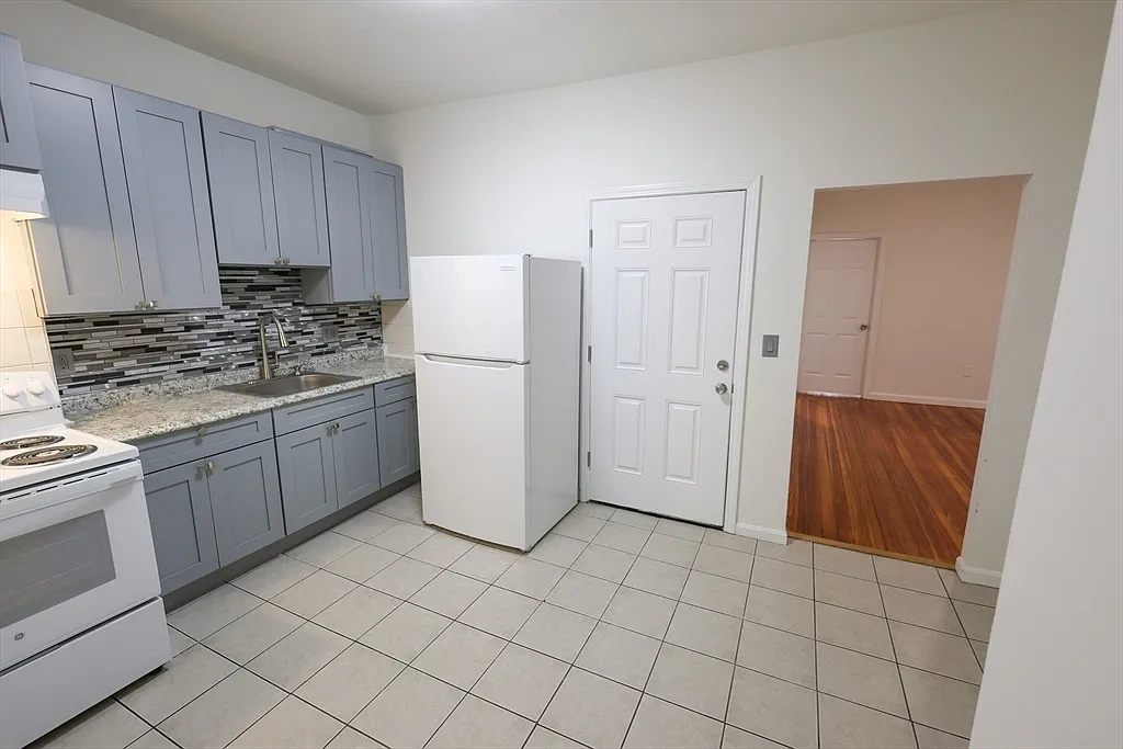 4 bed, 1.0 bath, 1250 sqft, $3,300 — Photo 2