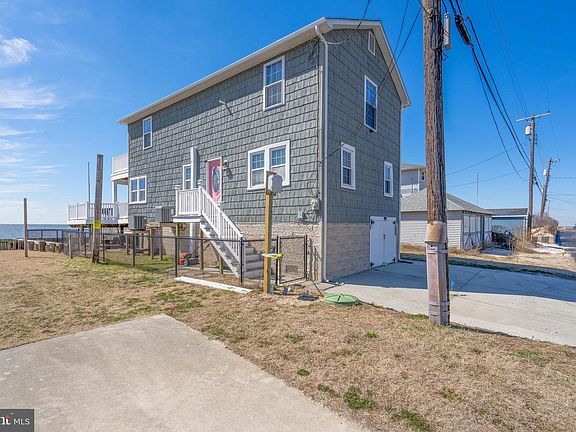 4th image of 98 Delaware Ave