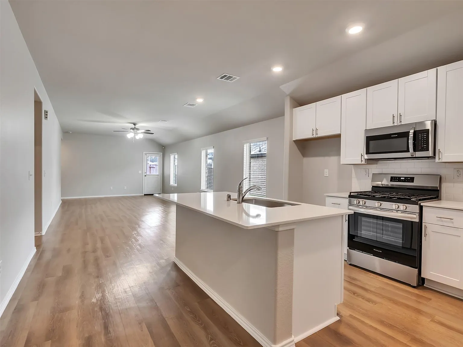 3 bed, 2.0 bath, 1845 sqft, $2,100 — Photo 4