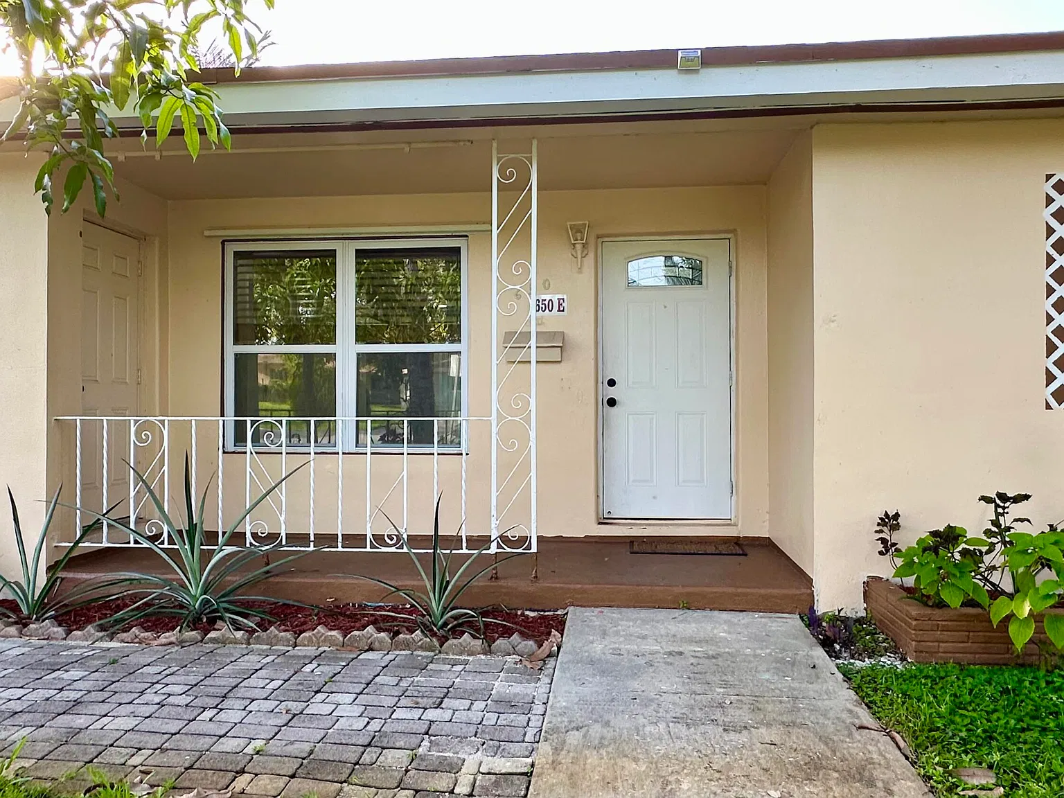 3 bed, 2.0 bath, 1359 sqft, $3,550 — Photo 2