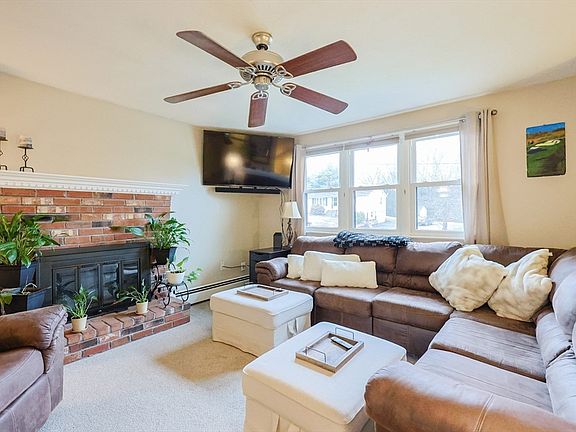 5th image of 44 Montclair Dr