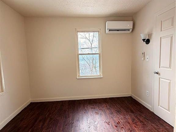 4th image of 1152 W Union St