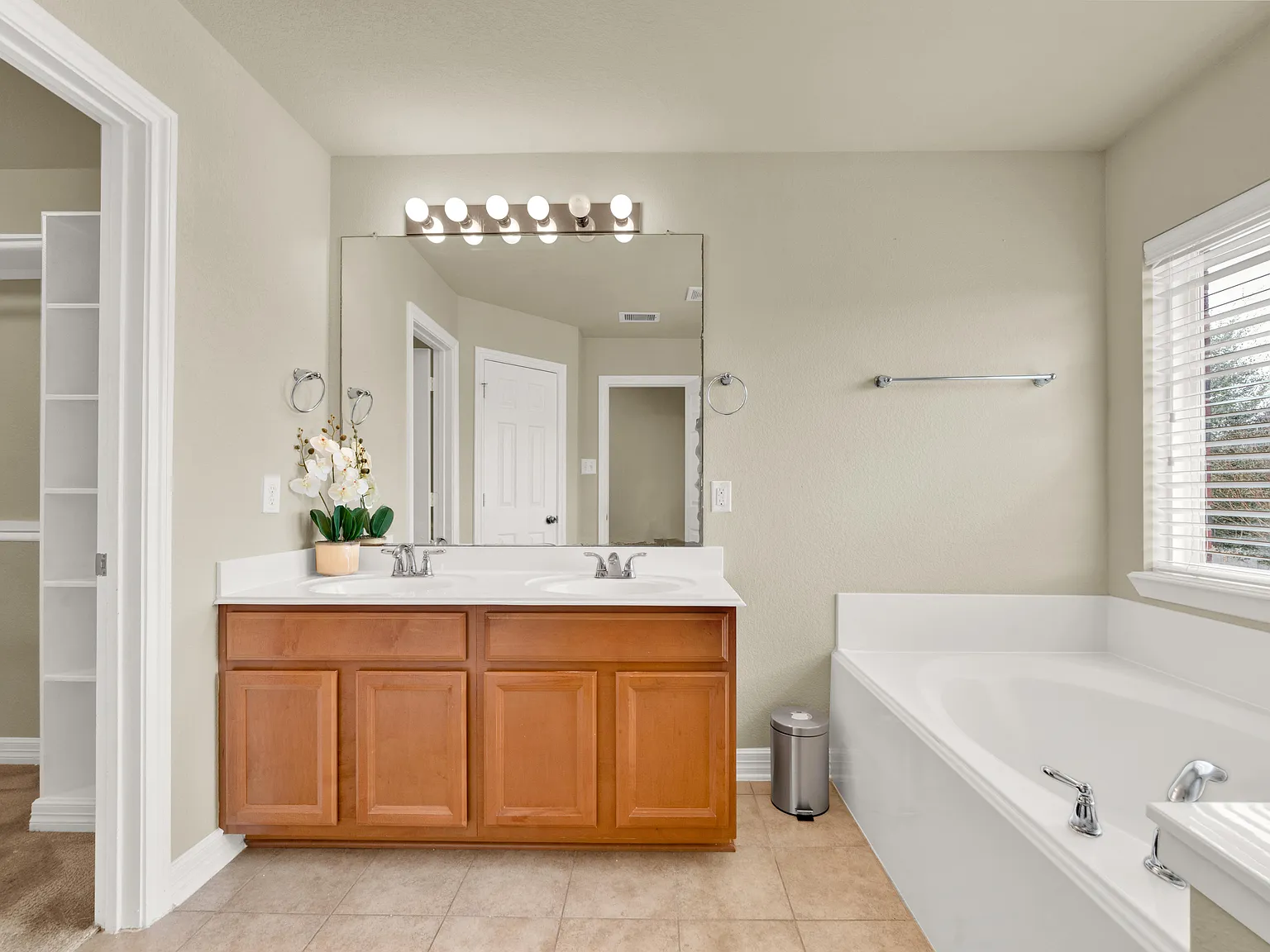 4 bed, 2.5 bath, 2353 sqft, $962 — Photo 3