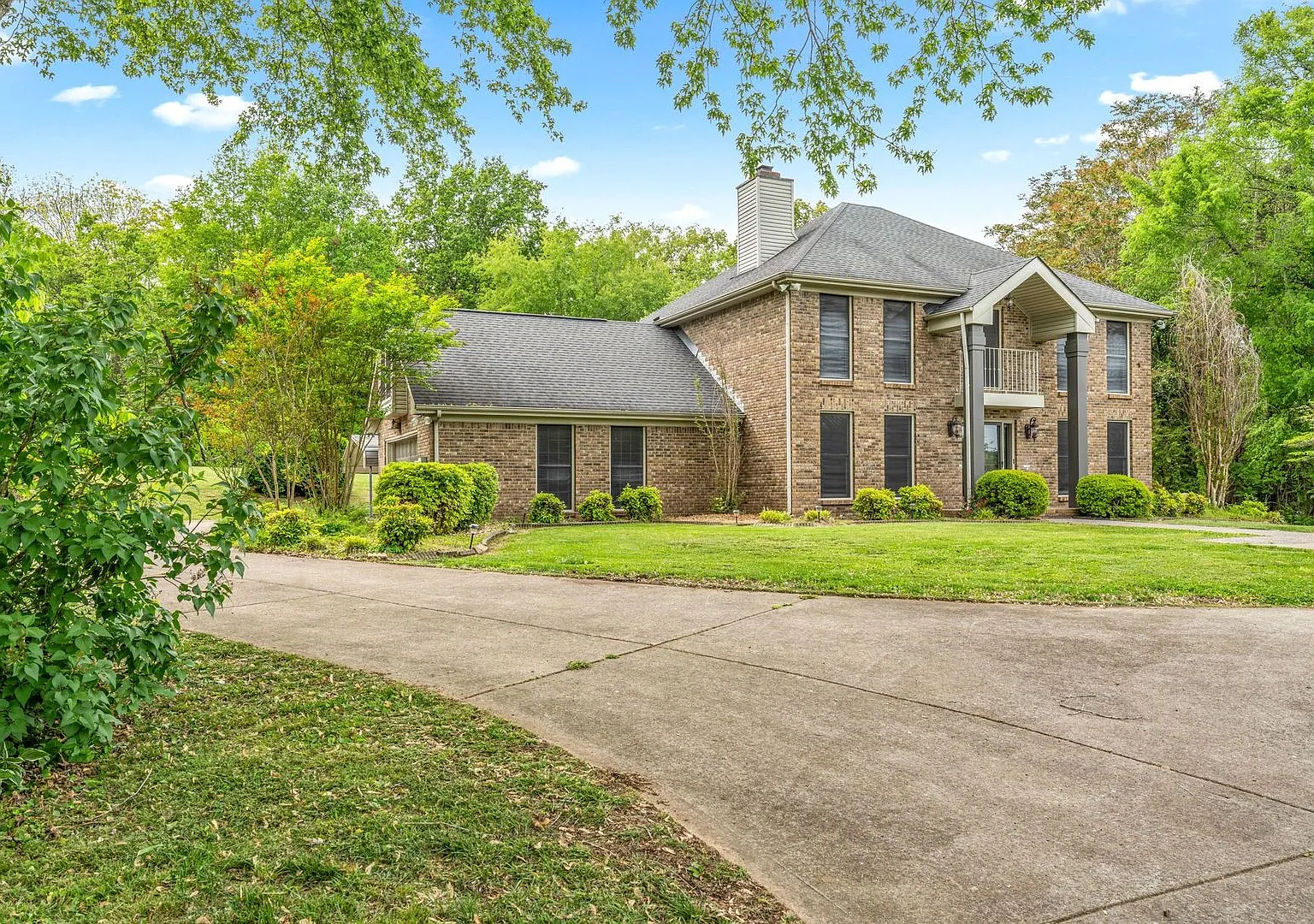 Charming 3 Bedroom Home For Rent in Country Like Setting ! — Photo 2
