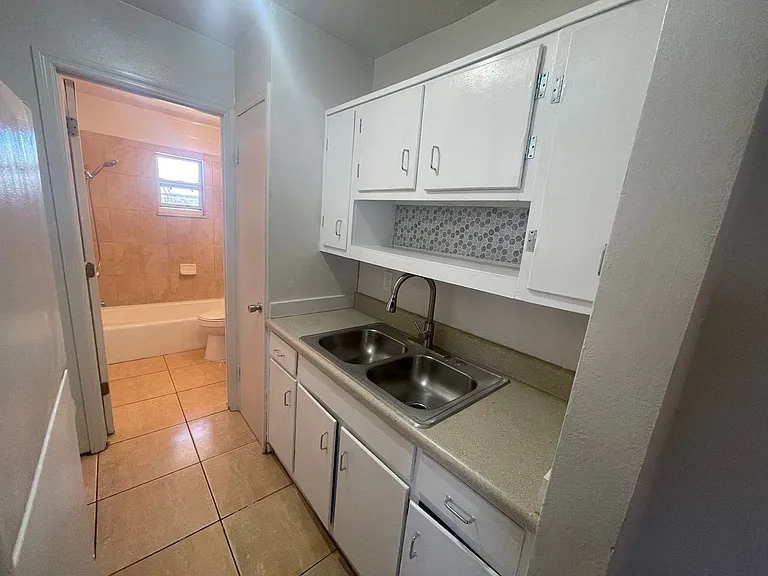 1000 E Magnolia Ave — Photo 3