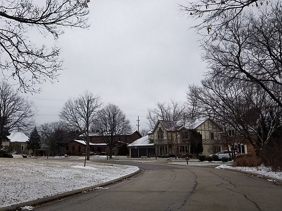 4th image of 402 Royal Glen Ct