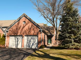 32 Stonehenge Ct, Burr Ridge, IL 60527