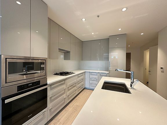 2nd image of 5189 Cambie St #202
