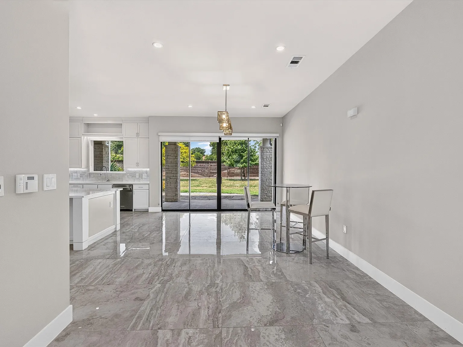 6 bed, 3970 sqft, $7,500 — Photo 4