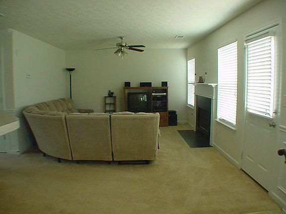 Family room w/fireplace