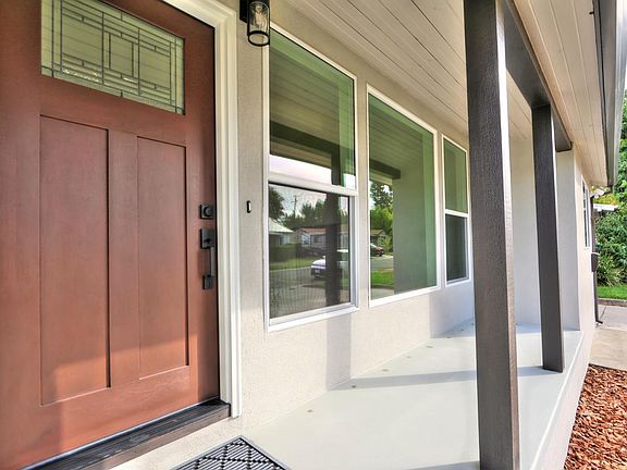 4th image of 2520 Roslyn Way