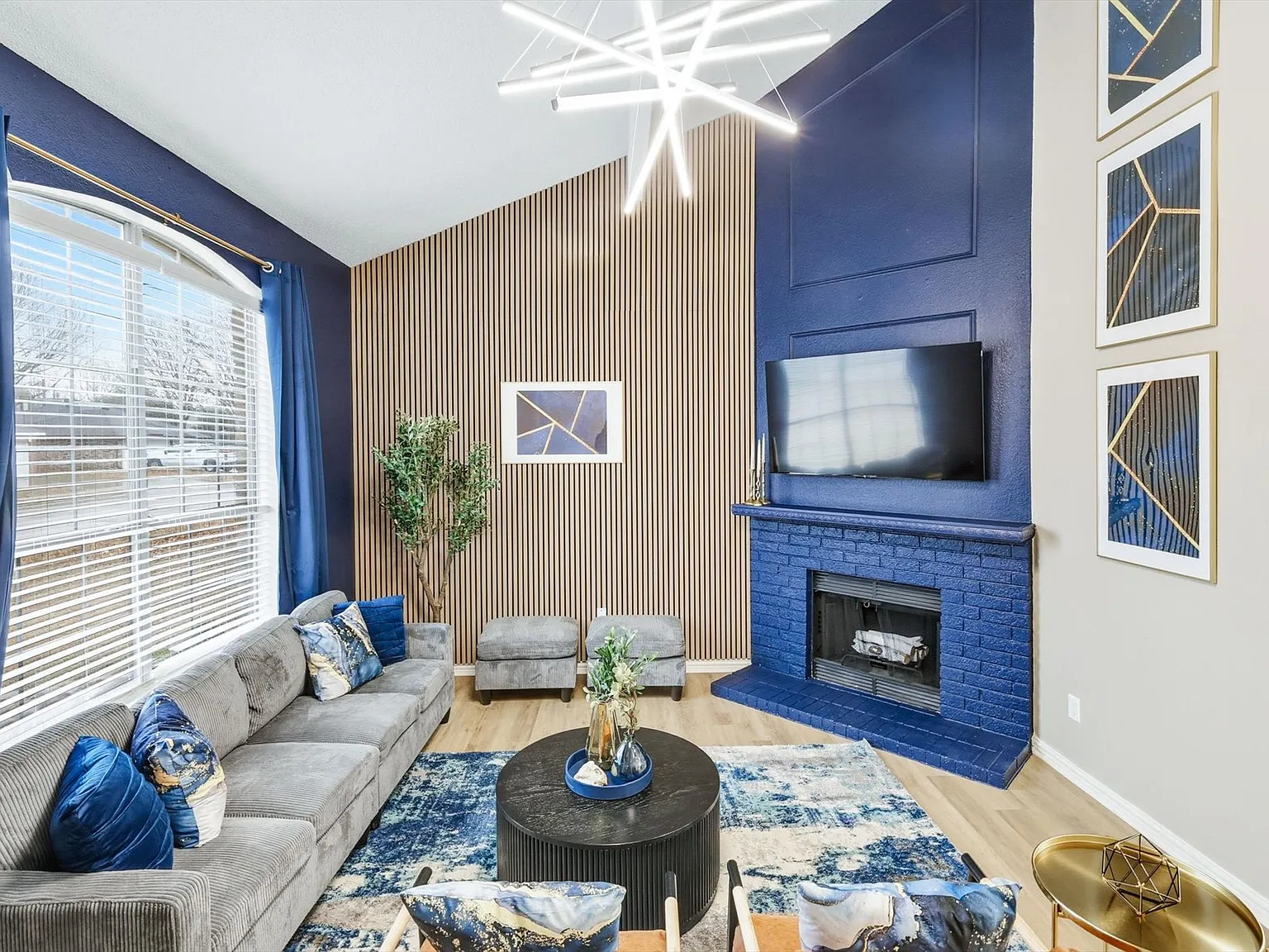 5 bed, 2400 sqft, $8,950 — Photo 1