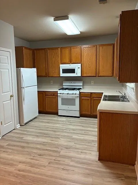 3 bed, 2.5 bath, 1646 sqft, $2,450 — Photo 3