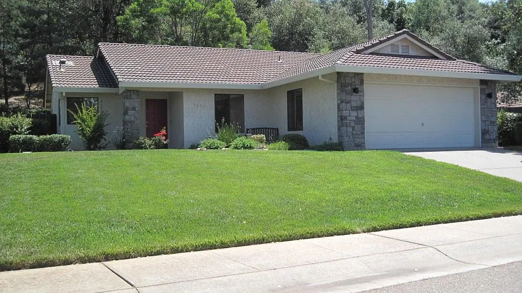 3653 Canterbury Dr photo 1