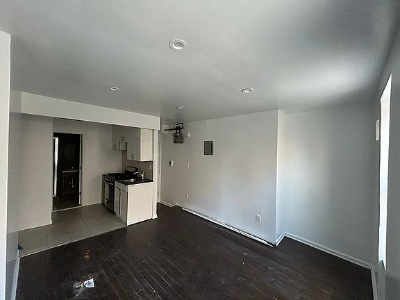 4th image of 534 E 14th St APT 5