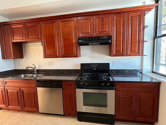 3rd image of 5039 S Prairie Ave #1S