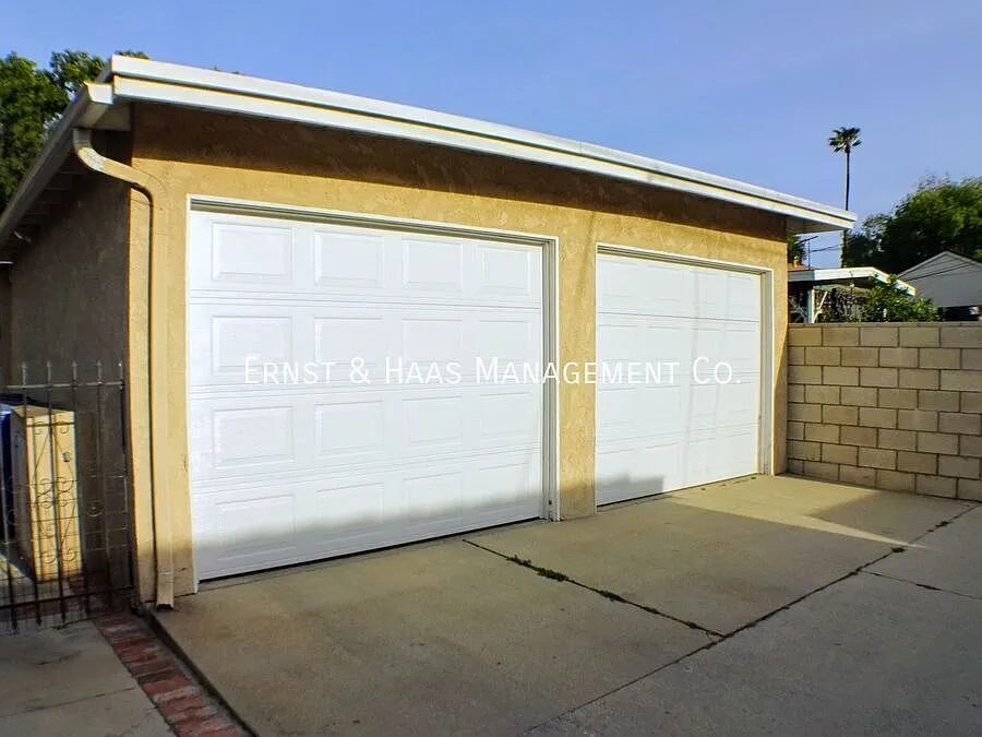 Beautiful Duplex Apartment in Prime Bixby Knolls Area! — Photo 3