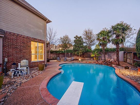 4th image of 1100 Longford Cir