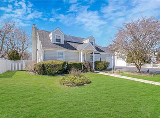 1094 Carll Dr, Bay Shore, NY 11706