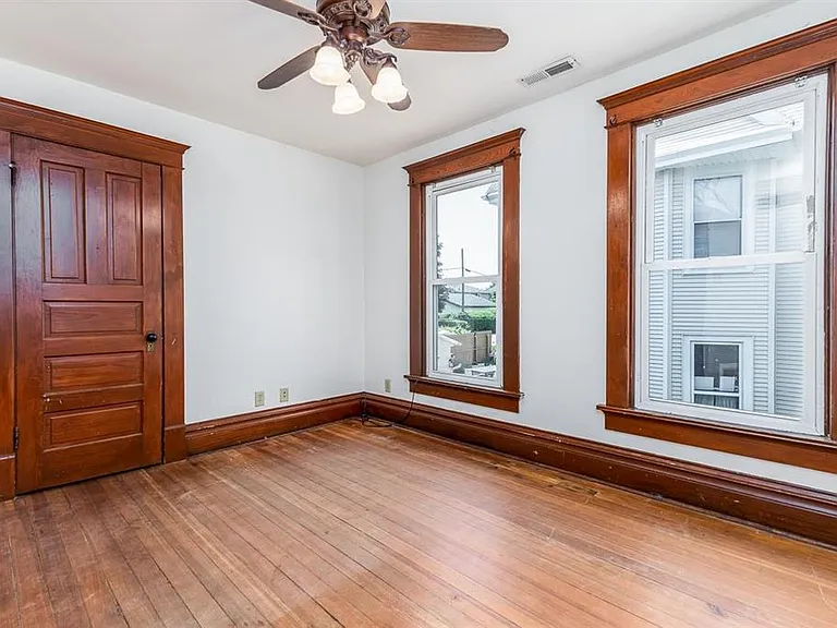 910 University Ave — Photo 27