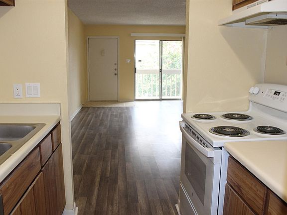 4th image of 3919 Fairmont Pkwy APT 200