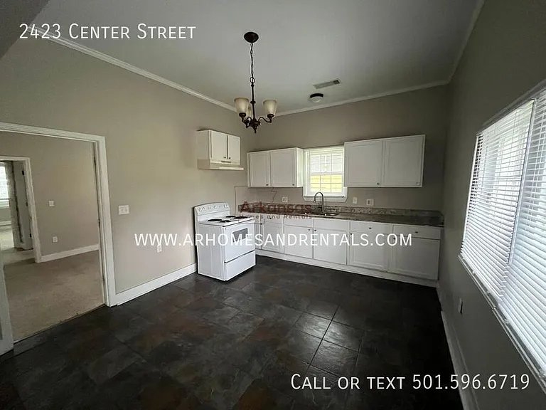 2423 Center St — Photo 4
